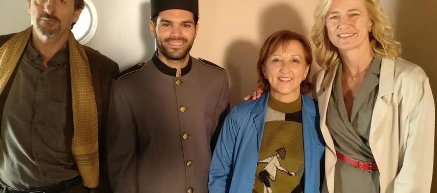Sagrario Gutiérrez, con parte del elenco de la serie